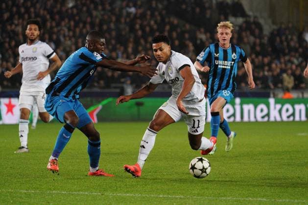 Fußball, CL, FC Brügge - Aston Villa Ollie Watkins of Aston Villa takes on Joel Ordonez of Club Brugge Club Brugge v Aston Villa, UEFA Champions League, Group Stage, Football, Jan Breydel Stadium, Brussels, Belgium - 06 Nov 2024 EDITORIAL USE ONLY No use with unauthorised audio, video, data, fixture lists, club league logos or live services. Online in-match use limited to 120 images, no video emulation. No use in betting, games or single club league player publications.  Copyright: xDavexWinter Shutterstockx 14863799dz