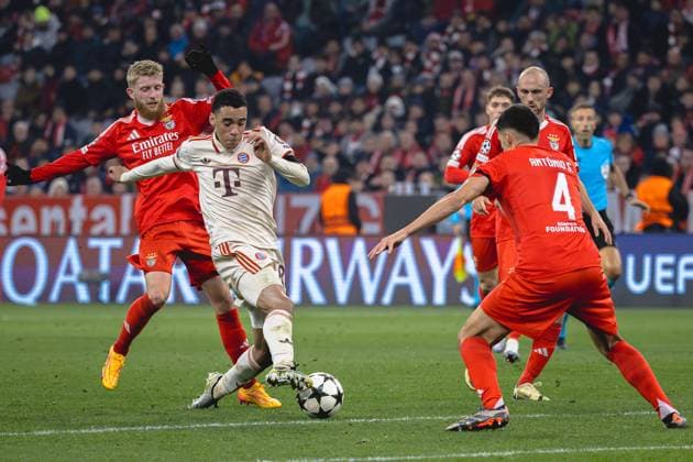 Munich, Germany, Novemberr 06st 2024: A duel between Jamal Musiala (42 Munich) and Antonio Silva (4 Benfica) during the UEFA Champions League football match between FC Bayern Munich and Benfica Lisbon at Allianz Arena in Munich, Germany. Philipp Kresnik (Philipp Kresnik SPP) Copyright: xPhilippxKresnikx xSPPx spp-en-PhKrSp-_KRE6879-Verbessert-RR