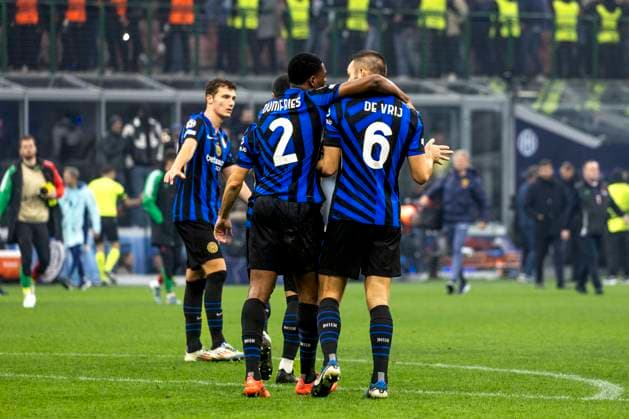 FC Internazionale Milano v Arsenal FC - UEFA Champions League 2024 25 League Phase MD4 Denzel Dumfries and Stefan De Vrij play during the UEFA Champions League 2024 25 match between FC Internazionale and FC Arsenal in Milano, Italy, on November 7, 2024, at Stadio Giuseppe Meazza Milano Milano Italy  Copyright: xMairoxCinquettix originalFilename:cinquetti-fcintern241107_npyMX.jpg