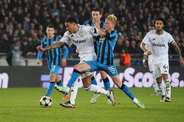 Fußball, CL, FC Brügge - Aston Villa Morgan Rogers of Aston Villa takes on Joaquin Seys of Club Brugge Club Brugge v Aston Villa, UEFA Champions League, Group Stage, Football, Jan Breydel Stadium, Brussels, Belgium - 06 Nov 2024 EDITORIAL USE ONLY No use with unauthorised audio, video, data, fixture lists, club league logos or live services. Online in-match use limited to 120 images, no video emulation. No use in betting, games or single club league player publications.  Copyright: xDavexWinter Shutterstockx 14863799eq