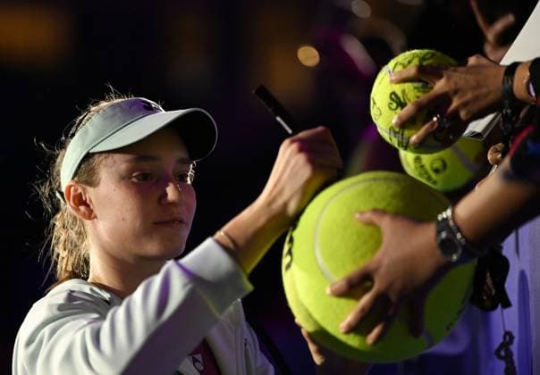 WTA, Tennis Damen Finals 2024 - Day 5 RIYADH, SAUDI ARABIA - NOVEMBER 06: Elena Rybakina of Kazakhstan signs autographs for her fans after her match against Aryna Sabalenka of Belarus, on Day 5 of the 2024 WTA Finals, part of the Hologic WTA Tour, held at King Saud University Indoor Arena on November 06, 2024, in Riyadh, Saudi Arabia. Riyadh Saudi Arabia  Copyright: xArturxWidakx originalFilename:widak-wtafinal241106_npdle.jpg
