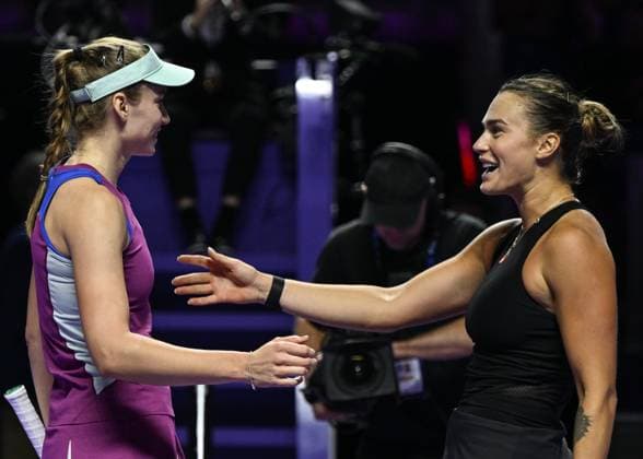 WTA, Tennis Damen Finals 2024 - Day 5 RIYADH, SAUDI ARABIA - NOVEMBER 06: Aryna Sabalenka (L) of Belarus congratulates Elena Rybakina of Kazakhstan at the end of the match, on Day 5 of the 2024 WTA Finals, part of the Hologic WTA Tour, held at King Saud University Indoor Arena on November 06, 2024, in Riyadh, Saudi Arabia. Riyadh Saudi Arabia  Copyright: xArturxWidakx originalFilename:widak-wtafinal241106_npK5o.jpg