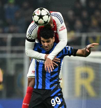 (241107) -- MILAN, Nov. 7, 2024 -- Inter Milan s Mehdi Taremi (front) vies with Arsenal s Gabriel during the UEFA Champions League between Inter Milan and Arsenal in Milan, Italy, Nov.6, 2024. (Photo by Xinhua) (SP)ITALY-MILAN-FOOTBALL-UEFA CHAMPIONS LEAGUE-INTER MILAN VS ARSENAL AlbertoxLingria 