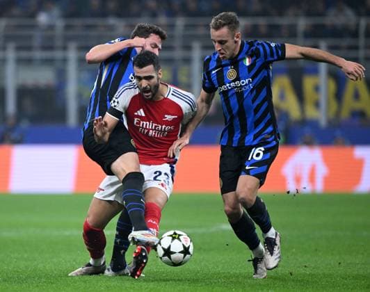 (241107) -- MILAN, Nov. 7, 2024 -- Inter Milan s Benjamin Pavard (L) and Davide Frattesi (R) vies with Arsenal s Mikel Merino during the UEFA Champions League between Inter Milan and Arsenal in Milan, Italy, Nov.6, 2024. (Photo by Xinhua) (SP)ITALY-MILAN-FOOTBALL-UEFA CHAMPIONS LEAGUE-INTER MILAN VS ARSENAL AlbertoxLingria 
