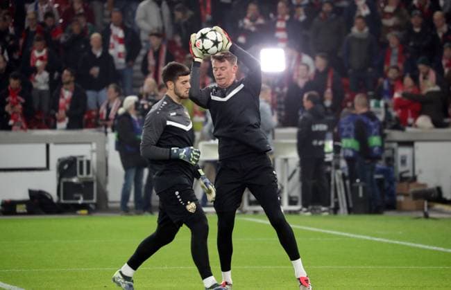 06.11.24 VfB Stuttgart - Atalanta Bergamo Deutschland, Stuttgart, 06.11.2024, Fussball, UEFA Champions League, VfB Stuttgart - Atalanta Bergamo: v.l. Dennis Seimen, Alexander Nübel (beide VfB Stuttgart). *** 06 11 24 VfB Stuttgart Atalanta Bergamo Germany, Stuttgart, 06 11 2024, Football, UEFA Champions League, VfB Stuttgart Atalanta Bergamo v l Dennis Seimen, Alexander Nübel both VfB Stuttgart