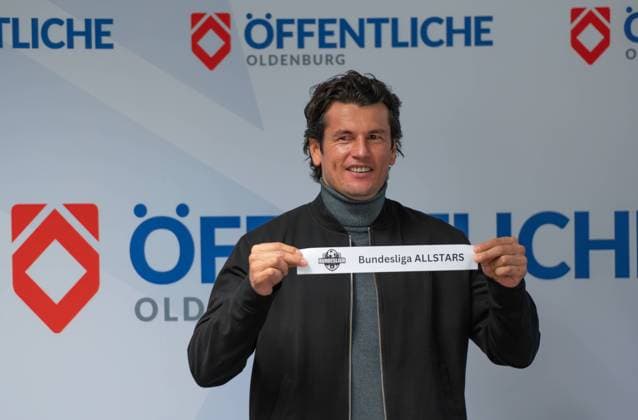 Sport Themen der Woche KW45 Sport Bilder des Tages GER, Fussball, Budenzauber, Cup der Öffentlichen 07.11.2024, EWE Arena, Oldenburg, GER, Pressekonferenz, Cup der Öffentlichen am 03.01.2025 um 15:30Uhr, DFL regulations prohibit any use of photographs as image sequences and or quasi-video, im Bild Nelson VADEZ ( Werder Bremen ) mit Bundesliga ALLSTARS fuer die Gruppe B *** GER, Fußball, Budenzauber, Cup der Öffentlichen 07 11 2024, EWE Arena, Oldenburg, GER, Pressekonferenz, Cup der Öffentlichen am 03 01 2025 um 15 30Uhr, DFL regulations prohibit any use of photographs as image sequences and or quasi video, im Bild Nelson VADEZ Werder Bremen mit Bundesliga ALLSTARS für die Gruppe B nordphotoxgmbhx xRojahn nph00310