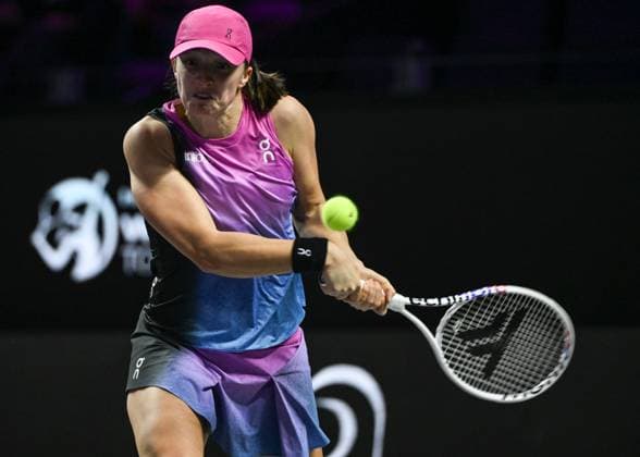 WTA, Tennis Damen Finals 2024 - Day 6 RIYADH, SAUDI ARABIA - NOVEMBER 07: Iga Swiatek of Poland during her match against Daria Kasatkina, on Day 6 of the 2024 WTA Finals, part of the Hologic WTA Tour, held at King Saud University Indoor Arena on November 07, 2024, in Riyadh, Saudi Arabia. Riyadh Saudi Arabia  Copyright: xArturxWidakx originalFilename:widak-wtafinal241107_np9Is.jpg