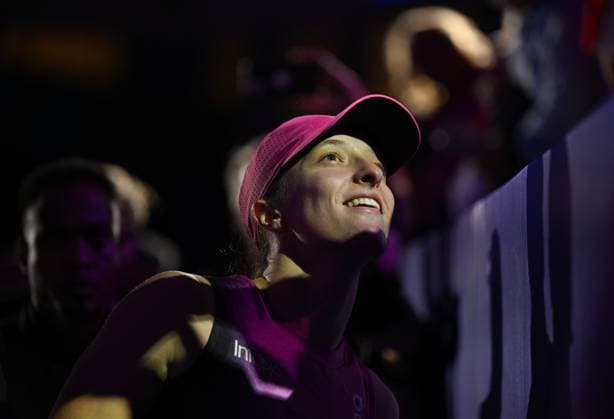 WTA, Tennis Damen Finals 2024 - Day 6 RIYADH, SAUDI ARABIA - NOVEMBER 07: Iga Swiatek of Poland meets with fans after her match against Daria Kasatkina, on Day 6 of the 2024 WTA Finals, part of the Hologic WTA Tour, held at King Saud University Indoor Arena on November 07, 2024, in Riyadh, Saudi Arabia. Riyadh Saudi Arabia  Copyright: xArturxWidakx originalFilename:widak-wtafinal241107_npeU3.jpg