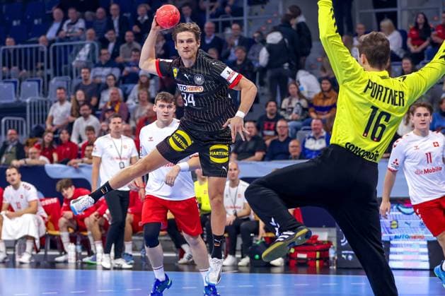 Bilder des Jahres 2024, Sport 11 November Sport Themen der Woche KW45 Sport Bilder des Tages 07.11.2024, Handball, EHF EURO Qualifiers, Deutschland - Schweiz, SAP Arena Mannheim: Rune Dahmke (GER 34) gegen Torwart Nikola Portner (SUI 16) Baden-Württemberg Deutschland *** 07 11 2024, Handball, EHF EURO Qualifiers, Germany Switzerland, SAP Arena Mannheim Rune Dahmke GER 34 against goalkeeper Nikola Portner SUI 16 Baden Württemberg Germany