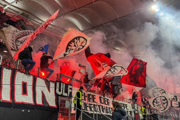 Fans von Eintracht Frankfurt mit Fahnen und Bengalos - Frankfurt 07.11.2024: Eintracht Frankfurt vs. Slavia Prag, Deutsche Bank Park, UEFA Europa League, 4. Spiel