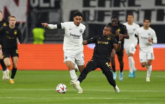 Sport Bilder des Tages 07.11.2024, Fussball UEFA Europa League, Eintracht Frankfurt - SK Slavia Prag, emonline, emspor, v.l., Omar Marmoush (Eintracht Frankfurt), Simion Michez (SK Slavia Praha) DFL DFB REGULATIONS PROHIBIT ANY USE OF PHOTOGRAPHS AS IMAGE SEQUENCES AND OR QUASI-VIDEO. xdcx Copyright: HMBxMedia Claus