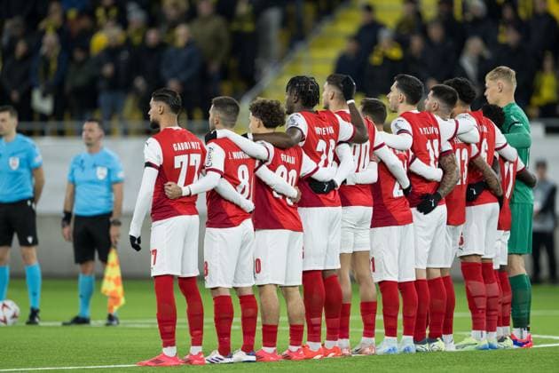 241107 Players of Braga during a minute of silence in memory of the flood victims in Valencia ahead of the Europa League match between Elfsborg and Braga on November 7, 2024 in Boras. Photo: Jörgen Jarnberger BILDBYRAN COP 112 JJ0415 fotboll football soccer fotball uefa europa league europa league elfsborg braga bbeng Copyright: JÖRGENxJARNBERGER BB241107JJ009
