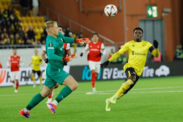 BORAS, SVERIGE 20241107 Bragas malvakt LukaÅ¡ HorniÄek och Elfsborgs Michael Baidoo under torsdagens fotbollsmatch i Uefa Europa League mellan IF Elfsborg och SC Braga pa Boras Arena. BORAS SVERIGE x9200x