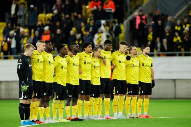 BORAS, SVERIGE 20241107 En tyst minut för offren i Valencia halls innan torsdagens fotbollsmatch i Uefa Europa League mellan IF Elfsborg och SC Braga pa Boras Arena. BORAS SVERIGE x9200x