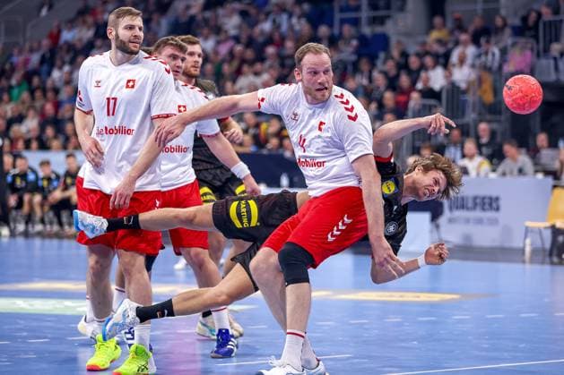 Sport Bilder des Tages 07.11.2024, Handball, EHF EURO Qualifiers, Deutschland - Schweiz, SAP Arena Mannheim: Rune Dahmke (GER 34) setzt sich gegen Lenny Rubin (SUI 4) durch Baden-Württemberg Deutschland