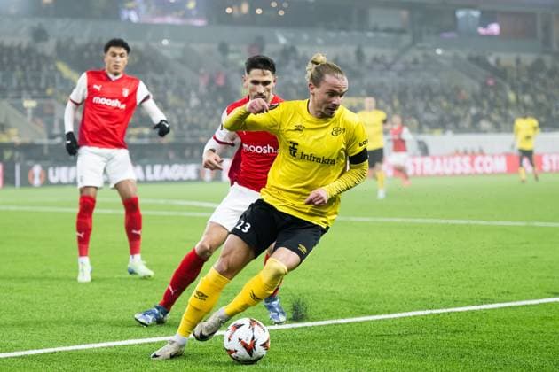 241107 Niklas Hult of Elfsborg and Paulo Oliveira of Braga during the Europa League match between Elfsborg and Braga on November 7, 2024 in Boras. Photo: Jörgen Jarnberger BILDBYRAN COP 112 JJ0415 fotboll football soccer fotball uefa europa league europa league elfsborg braga bbeng Copyright: JÖRGENxJARNBERGER BB241107JJ015