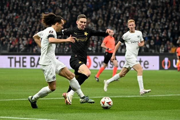 07.11.2024, xjhx, Fussball UEFA Europa League, Eintracht Frankfurt - Slavia Prag emspor, v.l. Arthur Theate (Eintracht Frankfurt) Lukas Provod (SK Slavia Prag) Zweikampf, Aktion, action, battle for the ball (UEFA REGULATIONS PROHIBIT ANY USE OF PHOTOGRAPHS as IMAGE SEQUENCES and or QUASI-VIDEO) Frankfurt am Main