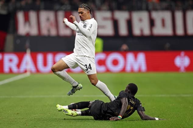 07.11.2024, xovx, Fußball UEFA Europa League, Eintracht Frankfurt - Slavia Prag v.l. Nnamdi Collins (Eintracht Frankfurt), El Hadij Malick Diouf (Slavia Prag) (DFL DFB REGULATIONS PROHIBIT ANY USE OF PHOTOGRAPHS as IMAGE SEQUENCES and or QUASI-VIDEO) emspor Frankfurt am Main