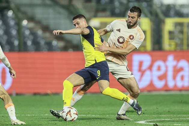 Union s Franjo Ivanovic and AS Roma s Bryan Cristante fight for the ball during a soccer game between Belgian Royale Union Saint-Gilloise and Italian club AS Roma in Brussels, on Thursday 07 November 2024, on day 4 8 of the League phase of the UEFA Europa League tournament. BRUNOxFAHY  x104824982x