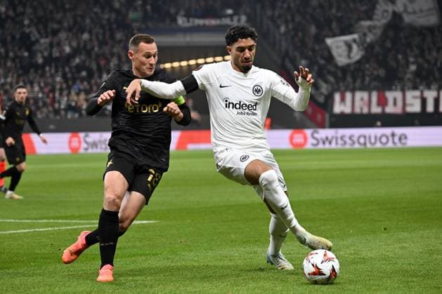 Fußball UEFA Europa League 4. Spieltag Eintracht Frankfurt - Rigas FS am 24.10.2024 im Deutsche Bank Park in Frankfurt Jan Boril ( Prag ), links - Omar Marmoush ( Frankfurt ), rechts