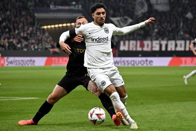 Fußball UEFA Europa League 4. Spieltag Eintracht Frankfurt - Rigas FS am 24.10.2024 im Deutsche Bank Park in Frankfurt Jan Boril ( Prag ), links - Omar Marmoush ( Frankfurt ), rechts