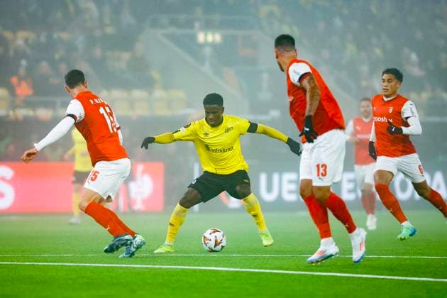 BORAS, SVERIGE 20241107 Elfsborgs Michael Baidoo med bollen mellan Bragas Paulo Oliveira och Joao Ferreira under torsdagens fotbollsmatch i Uefa Europa League mellan IF Elfsborg och SC Braga pa Boras Arena. BORAS SVERIGE x9200x
