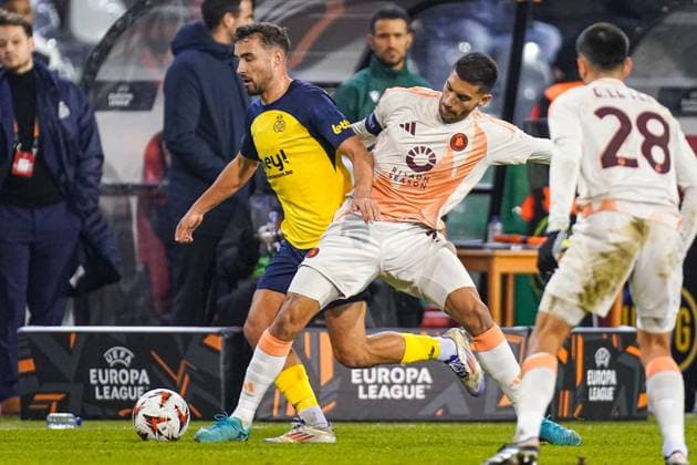 2024-11-07 R. Union Saint-Gilloise v AS Roma - UEFA Europa League 2024 25 League Phase MD4 BRUSSELS, BELGIUM - NOVEMBER 7: Charles Vanhoutte of R. Union Saint-Gilloise, Lorenzo Pellegrini of AS Roma battle for the ball during the UEFA Europa League 2024 25 League Phase MD4 match between R. Union Saint-Gilloise and AS Roma at King Baudouin Stadium on November 7, 2024 in Brussels, Belgium. (Photo by Joris Verwijst BSR Agency) Brussels Belgium Content not available for redistribution in The Netherlands directly or indirectly through any third parties. Copyright: xBSRxAgencyx