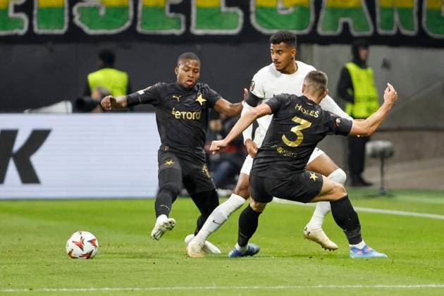 Simion Michez (Slavia Prag, 14), Ansgar Knauff (Eintracht Frankfurt, 36) und Tomas Holes (Slavia Prag, 03) im Kampf um den Ball , Fussball, UEFA Europa League, 4. Spieltag, 2024 2025, Eintracht Frankfurt vs. Slavia Prag, 07.11.2024, Frankfurt Stadion, Frankfurt am Main, Deutschland Frankfurt am Main Frankfurt Stadion Hessen Deutschland Copyright: xGrantxHubbsx