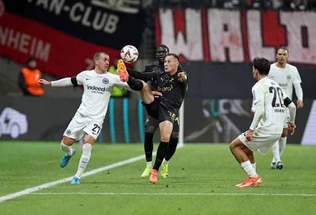 07.11.2024, xovx, Fußball UEFA Europa League, Eintracht Frankfurt - Slavia Prag v.l. Mario Götze (Eintracht Frankfurt), Jan Boril (Slavia Prag), Can Uzun (Eintracht Frankfurt) (DFL DFB REGULATIONS PROHIBIT ANY USE OF PHOTOGRAPHS as IMAGE SEQUENCES and or QUASI-VIDEO) emspor Frankfurt am Main