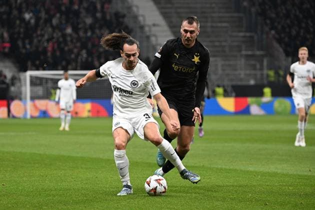 07.11.2024, xjhx, Fussball UEFA Europa League, Eintracht Frankfurt - Slavia Prag emspor, v.l. Arthur Theate (Eintracht Frankfurt) Tomas Chory (SK Slavia Prag) Zweikampf, Aktion, action, battle for the ball (UEFA REGULATIONS PROHIBIT ANY USE OF PHOTOGRAPHS as IMAGE SEQUENCES and or QUASI-VIDEO) Frankfurt am Main