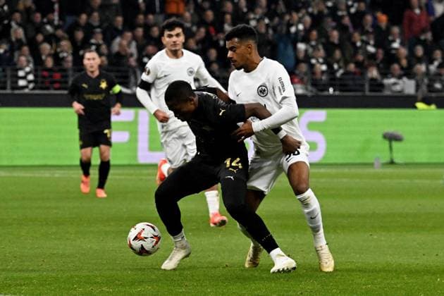 07.11.2024, xsltx, Fussball UEFA Europa League, Eintracht Frankfurt - Slavia Prag emspor, v.l. Simion Michez (SK Slavia Prag) Ansgar Knauff (Eintracht Frankfurt) Zweikampf, Aktion, action, battle for the ball (DFL DFB REGULATIONS PROHIBIT ANY USE OF PHOTOGRAPHS as IMAGE SEQUENCES and or QUASI-VIDEO) Frankfurt am Main