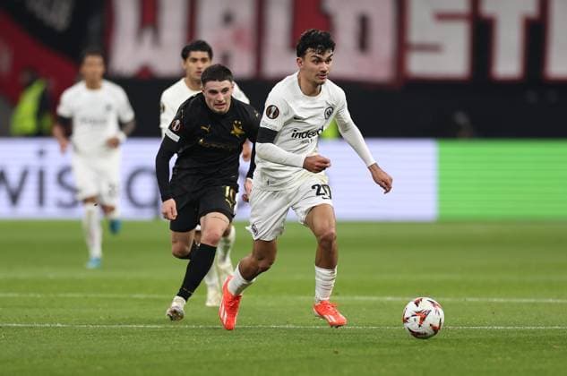 07.11.2024, Fussball UEFA Europa League, Eintracht Frankfurt - SK Slavia Prag, emonline, emspor, v.l., Christos Zafeiris (SK Slavia Praha), Can Uzun (Eintracht Frankfurt) DFL DFB REGULATIONS PROHIBIT ANY USE OF PHOTOGRAPHS AS IMAGE SEQUENCES AND OR QUASI-VIDEO. xdcx Copyright: HMBxMedia Claus