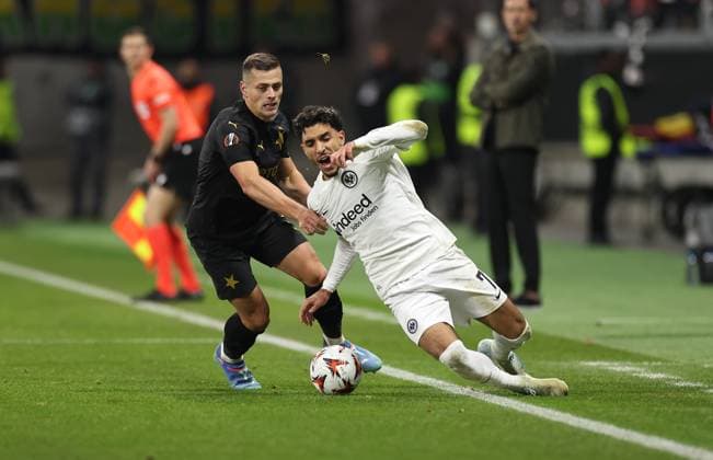 07.11.2024, Fussball UEFA Europa League, Eintracht Frankfurt - SK Slavia Prag, emonline, emspor, v.l., Tomas Holes (SK Slavia Praha), Omar Marmoush (Eintracht Frankfurt) DFL DFB REGULATIONS PROHIBIT ANY USE OF PHOTOGRAPHS AS IMAGE SEQUENCES AND OR QUASI-VIDEO. xdcx Copyright: HMBxMedia Claus