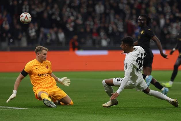 Frankfurt, 7.November 2024 UEFA Europa Legue 2024 25 Eintracht Frankfurt - Slavia Praha v.l., Torwart Antoin Kinsky (SK Slavia Praha), Torchance Ansgar Knauff (Eintracht Frankfurt) (DFL DFB REGULATIONS PROHIBIT ANY USE OF PHOTOGRAPHS as IMAGE SEQUENCES and or QUASI-VIDEO) Copyright: JoaquimxFerreira