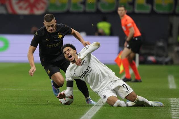 Frankfurt, 7.November 2024 UEFA Europa Legue 2024 25 Eintracht Frankfurt - Slavia Praha v.l., Tomas Holes (SK Slavia Praha), Omar Marmoush (Eintracht Frankfurt), Zweikampf, Action, Aktion, Battles for the Ball (DFL DFB REGULATIONS PROHIBIT ANY USE OF PHOTOGRAPHS as IMAGE SEQUENCES and or QUASI-VIDEO) Copyright: JoaquimxFerreira