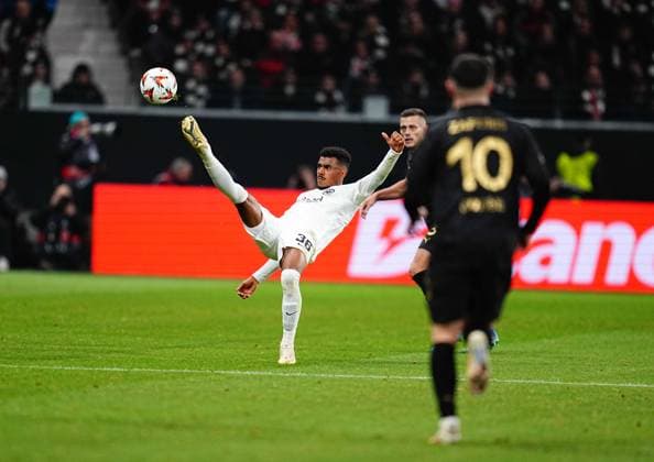 November 07 2024: Ansgar Knauff of Eintracht Frankfurt controls the ball during a Europa League Round 4 game, Eintracht Frankfurt versus SK Slavia Prague, at Deutsche Bank Park, Frankfurt, Germany. CSM Frankfurt Germany - ZUMAc04_ 20241107_zma_c04_001 Copyright: xUlrikxPedersenx