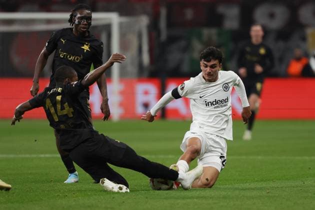 Frankfurt, 7.November 2024 UEFA Europa Legue 2024 25 Eintracht Frankfurt - Slavia Praha v.l., Simion Michez (SK Slavia Praha), Can Yilmaz Uzun (Eintracht Frankfurt), Zweikampf, Action, Aktion, Battles for the Ball (DFL DFB REGULATIONS PROHIBIT ANY USE OF PHOTOGRAPHS as IMAGE SEQUENCES and or QUASI-VIDEO) Copyright: JoaquimxFerreira