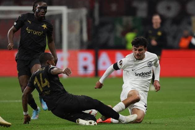 Frankfurt, 7.November 2024 UEFA Europa Legue 2024 25 Eintracht Frankfurt - Slavia Praha v.l., Simion Michez (SK Slavia Praha), Can Yilmaz Uzun (Eintracht Frankfurt), Zweikampf, Action, Aktion, Battles for the Ball (DFL DFB REGULATIONS PROHIBIT ANY USE OF PHOTOGRAPHS as IMAGE SEQUENCES and or QUASI-VIDEO) Copyright: JoaquimxFerreira