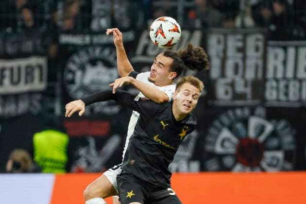 Arthur Theate (Eintracht Frankfurt, 03) und Ondrej Zmrzly (Slavia Prag, 33) beim Kopfballduell , Fussball, UEFA Europa League, 4. Spieltag, 2024 2025, Eintracht Frankfurt vs. Slavia Prag, 07.11.2024, Frankfurt Stadion, Frankfurt am Main, Deutschland Frankfurt am Main Frankfurt Stadion Hessen Deutschland Copyright: xGrantxHubbsx