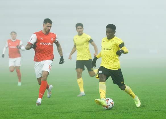 BORAS, SVERIGE 20241107 Bragas Joao Ferreira och Elfsborgs Michael Baidoo under torsdagens fotbollsmatch i Uefa Europa League mellan IF Elfsborg och SC Braga pa Boras Arena. BORAS SVERIGE x9200x