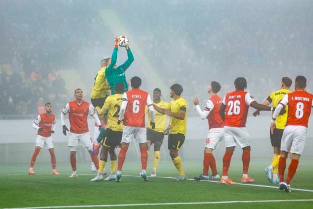 BORAS, SVERIGE 20241107 Bragas malvakt LukaÅ¡ HorniÄek fangar bollen efter en hörna under torsdagens fotbollsmatch i Uefa Europa League mellan IF Elfsborg och SC Braga pa Boras Arena. BORAS SVERIGE x9200x