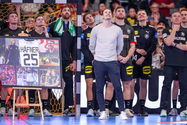 Sport Themen der Woche KW45 Sport Bilder des Tages 07.11.2024, Handball, EHF EURO Qualifiers, Deutschland - Schweiz, SAP Arena Mannheim: Verabschiedung Kai Häfner Baden-Württemberg Deutschland *** 07 11 2024, Handball, EHF EURO Qualifiers, Germany Switzerland, SAP Arena Mannheim Farewell Kai Häfner Baden Württemberg Germany