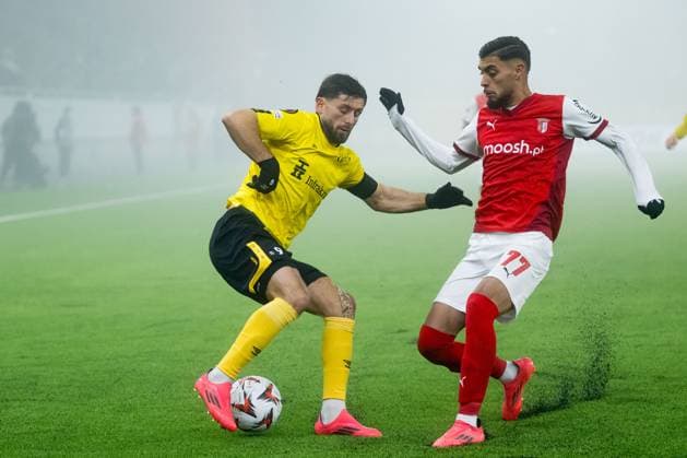 241107 Arber Zeneli of Elfsborg and Gabri Martinez of Braga during the Europa League match between Elfsborg and Braga on November 7, 2024 in Boras. Photo: Jörgen Jarnberger BILDBYRAN COP 112 JJ0415 fotboll football soccer fotball uefa europa league europa league elfsborg braga bbeng Copyright: JÖRGENxJARNBERGER BB241107JJ037