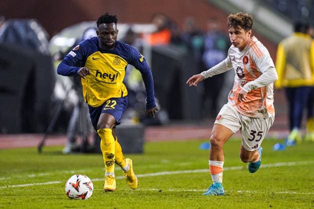 2024-11-07 R. Union Saint-Gilloise v AS Roma - UEFA Europa League 2024 25 League Phase MD4 BRUSSELS, BELGIUM - NOVEMBER 7: Ousseynou Niang of R. Union Saint-Gilloise, Tommaso Baldanzi of AS Roma battle for the ball during the UEFA Europa League 2024 25 League Phase MD4 match between R. Union Saint-Gilloise and AS Roma at King Baudouin Stadium on November 7, 2024 in Brussels, Belgium. (Photo by Joris Verwijst BSR Agency) Brussels Belgium Content not available for redistribution in The Netherlands directly or indirectly through any third parties. Copyright: xBSRxAgencyx