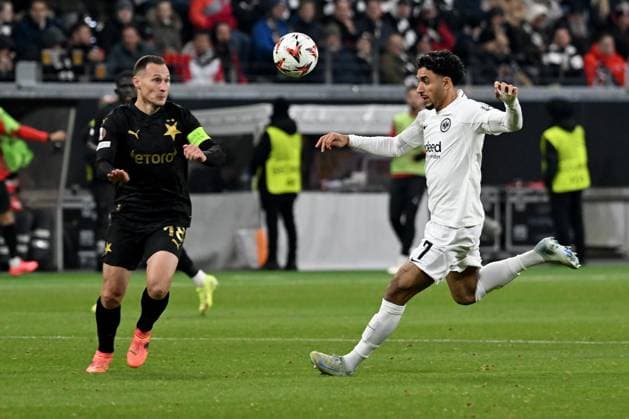 07.11.2024, xsltx, Fussball UEFA Europa League, Eintracht Frankfurt - Slavia Prag emspor, v.l. Jan Boril (SK Slavia Prag) Omar Marmoush (Eintracht Frankfurt) Zweikampf, Aktion, action, battle for the ball (DFL DFB REGULATIONS PROHIBIT ANY USE OF PHOTOGRAPHS as IMAGE SEQUENCES and or QUASI-VIDEO) Frankfurt am Main
