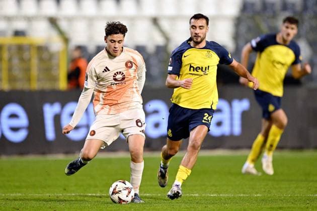 BRUSSELS - (l-r) Niccolo Pisilli of AS Roma, Charles Vanhoutte of Royale Union Saint-Gilloise during the UEFA Europa League match between R. Union Saint-Gilles and AS Roma at the King Baudouin Stadium on Nov. 7, 2024 in Brussels, Belgium. ANP Hollandse Hoogte UEFA Europa League match day 4 2024 25 xVIxANPxSportx xGerritxvanxKeulenxIVx 512914984 originalFilename: 512914984.jpg