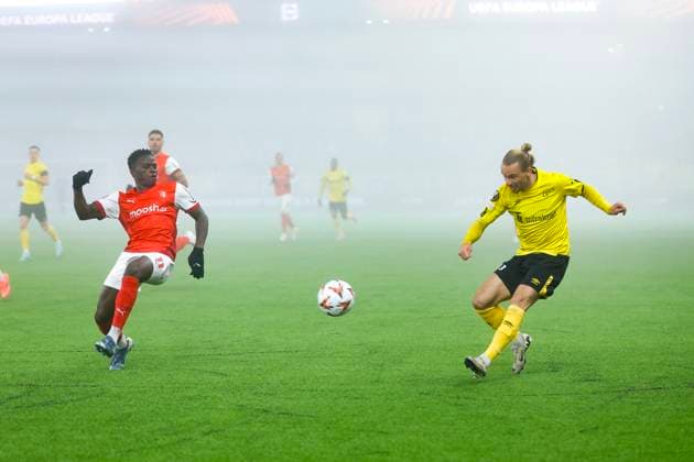 BORAS, SVERIGE 20241107 Bragas Roger Fernandes och Elfsborgs Niklas Hult under torsdagens fotbollsmatch i Uefa Europa League mellan IF Elfsborg och SC Braga pa Boras Arena. BORAS SVERIGE x9200x