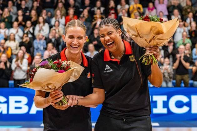 Bilder des Jahres 2024, Sport 11 November Sport Themen der Woche KW45 Sport Bilder des Tages 07.11.2024, Deutschland vs. Griechenland, Frauen Basketball, EuroBasket Qualifikation Nyara Sabally (Deutschland, 8) Leonie Fiebich (Deutschland, 13) Ehrung *** 07 11 2024, Germany vs Greece, Women Basketball, EuroBasket Qualification Nyara Sabally Germany, 8 Leonie Fiebich Germany, 13 Honors Copyright: xBahhoxKarax