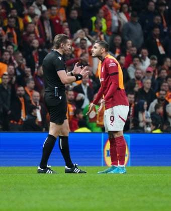 Galatasaray s player Mauro Icardi and referee Lawrence Visser during Galatasaray - Tottenham Hotspur UEFA Europe League match at Rams Stadium in Istanbul, Turkey, on 7 November 2024. ( Copyright: DepoxPhotos 18501262