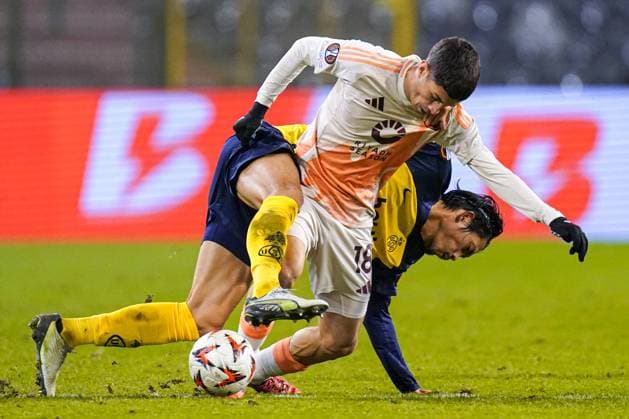 2024-11-07 R. Union Saint-Gilloise v AS Roma - UEFA Europa League 2024 25 League Phase MD4 BRUSSELS, BELGIUM - NOVEMBER 7: Matias Soule of AS Roma, Koki Machida of R. Union Saint-Gilloise battle for the ball on the ground during the UEFA Europa League 2024 25 League Phase MD4 match between R. Union Saint-Gilloise and AS Roma at King Baudouin Stadium on November 7, 2024 in Brussels, Belgium. (Photo by Joris Verwijst BSR Agency) Brussels Belgium Content not available for redistribution in The Netherlands directly or indirectly through any third parties. Copyright: xBSRxAgencyx